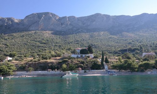 Miosic Marko, Pension Villa Gomila an der Adria in Brist Kroatien, vom Meer vor den Bergen gesehen
